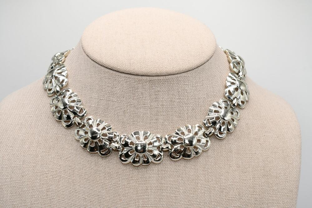 Vintage 1950s Silver Tone Flower Choker Necklace Rhodium Plated 15 Inch
